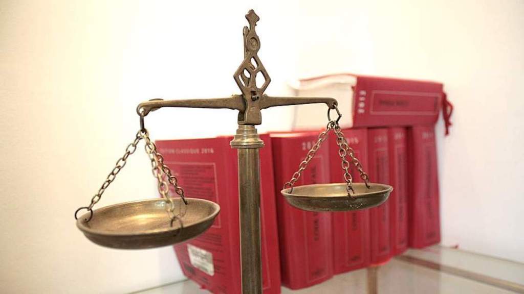 Confinement : plusieurs centaines de juristes contre-attaquent