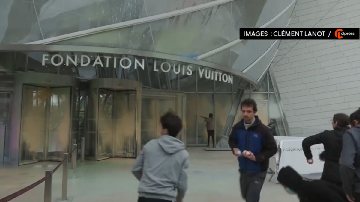 Le maire adjoint soutient les dégradations d’un édifice parisien