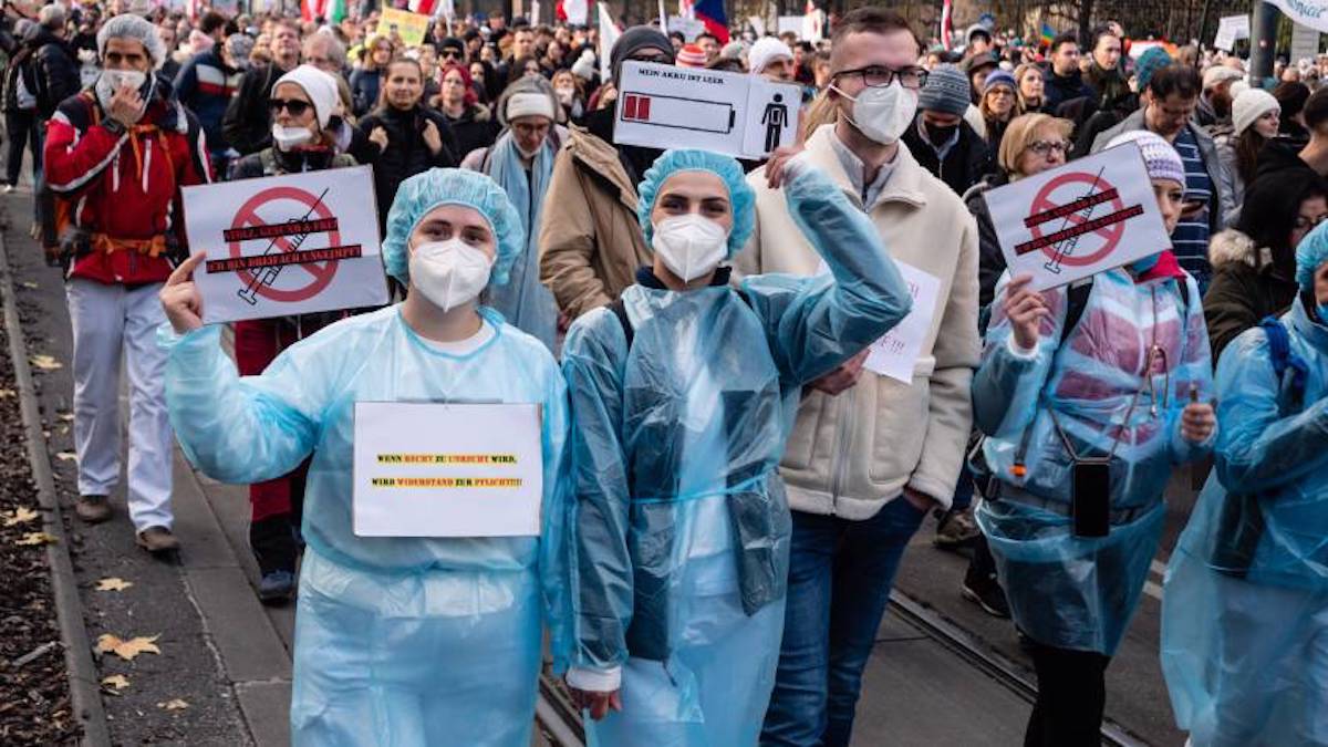 Réintégration des non-vaccinés : ça grogne chez les médecins vedettes…