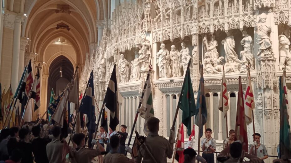Une militante féministe choquée par la présence de scouts à la gare&nbsp;Montparnasse