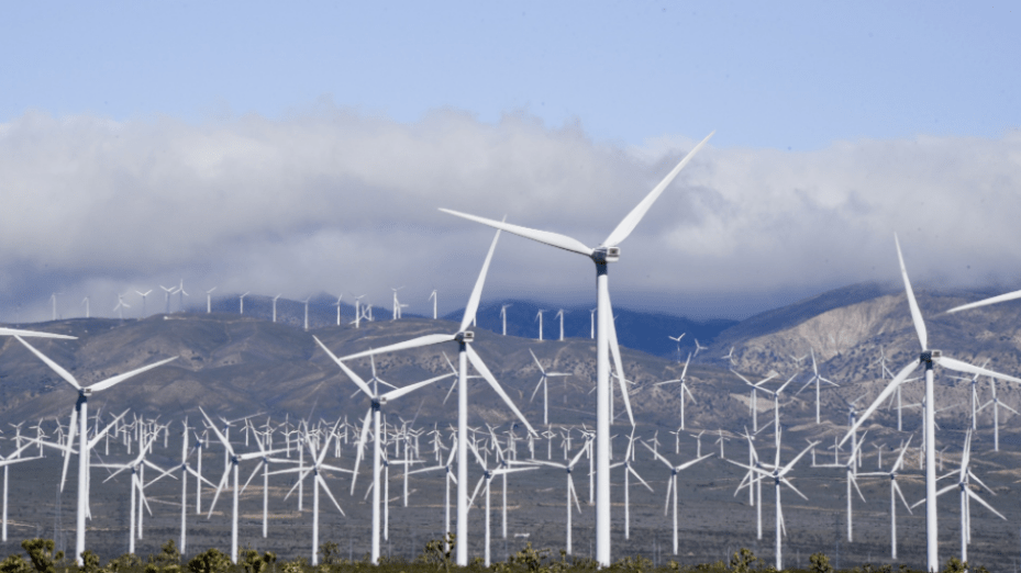 Historique : trois éoliennes démantelées en&nbsp;Bretagne.