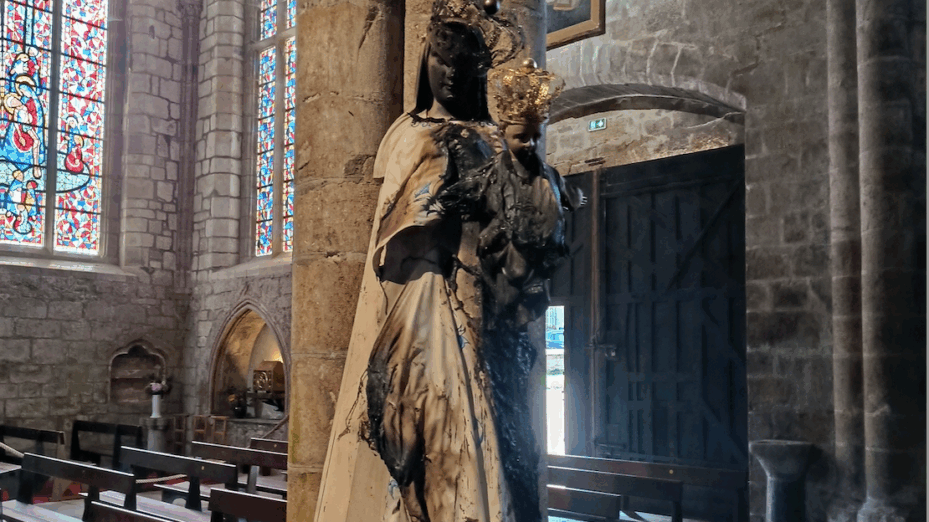 Géométrie variable : les têtes de cochon indignent, l’incendie de la Vierge&nbsp;indiffère