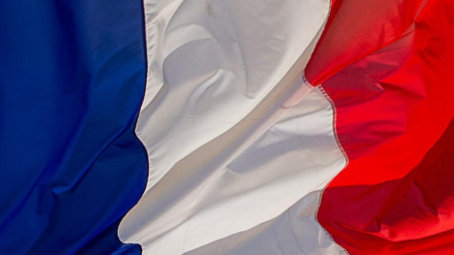 Lorient : dépôt de plainte et enquête pour un drapeau français sous un pont&nbsp;SNCF