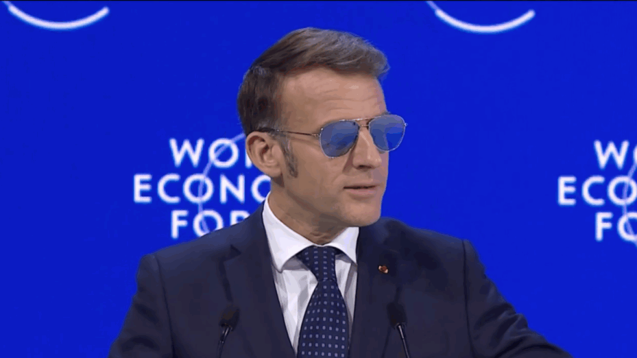 Emmanuel Macron se regarde (encore) le nombril